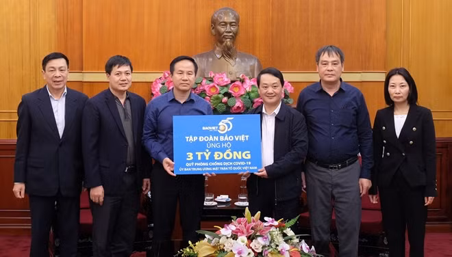 Ông Đào Đình Thi-Bí thư Đảng ủy, Chủ tịch HĐQT TĐBV đại diện cho Tập đoàn trao 3 tỷ đồng ủng hộ Quỹ Phòng chống dịch COVID-19 của Ủy ban Trung ương Mặt trận Tổ quốc Việt Nam.