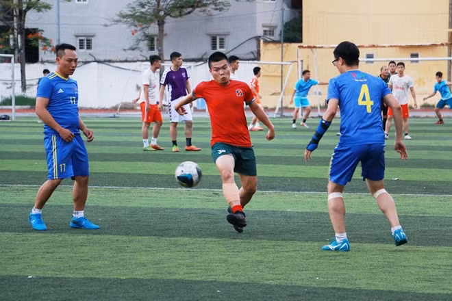 Đội Ban thời sự VOV giành chiến thắng 2-1 trước đội Ngân hàng Agribank.