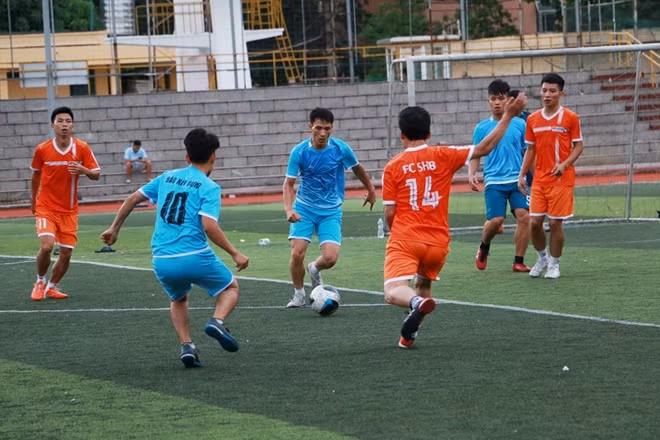 Một chiến thắng "5 sao" khác trong buổi chiều hôm nay là trận đấu thuộc bảng D. Đội bóng Ngân hàng SHB đã giành chiến thắng 5-0 trước đội Báo Xây dựng.
