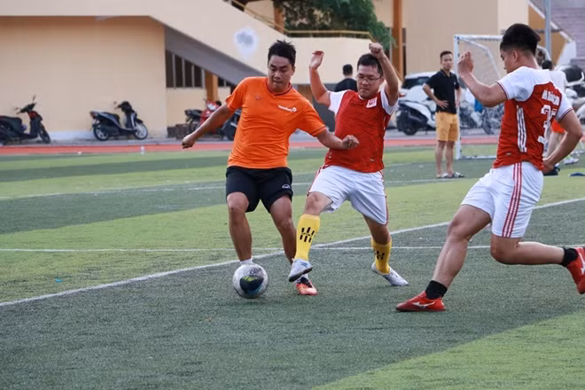 Đội Viettinbank (áo cam) giành chiến thắng 1-0 trước đội NXB CAND.