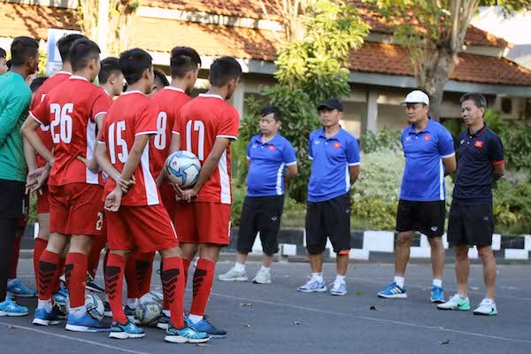 U19 Việt Nam tập luyện nhẹ trước trận đấu cuối với Singapore. Ảnh: Tintuconline.