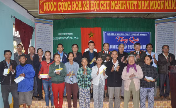 Đoàn công tác Báo CAND cùng nhà tài trợ và các đại diện chính quyền TP Hội An thăm hỏi, tặng quà các gia đình chính sách, hộ khó khăn.