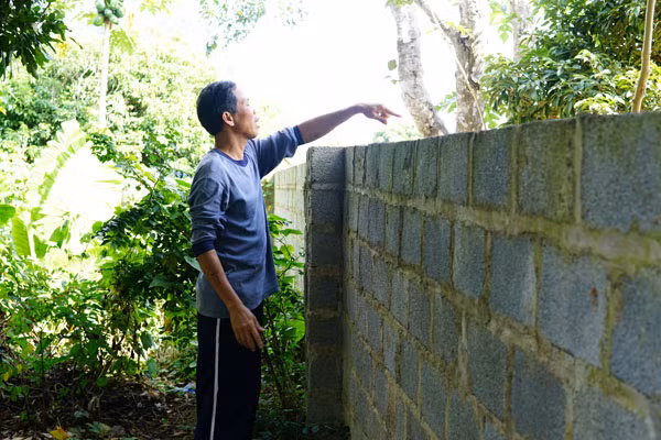 Ông Tuấn bên cạnh kho thuốc trừ sâu nồng nặc mùi. Ông Tuấn bên cạnh kho thuốc trừ sâu nồng nặc mùi.
