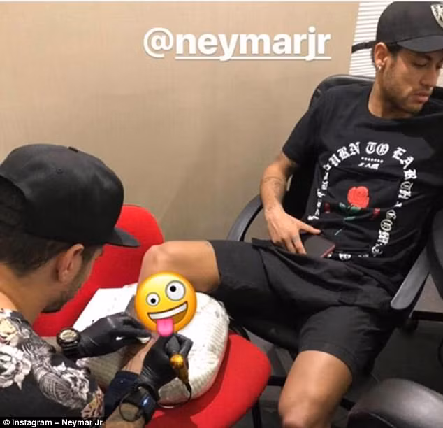 Neymar đi xăm mình trước trận đấu với Real. Neymar đi xăm mình trước trận đấu với Real.