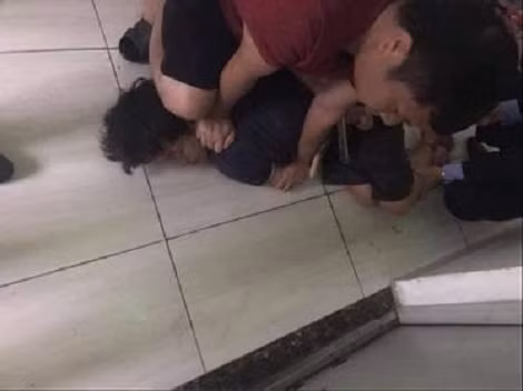 Lực lượng chức năng khống chế Giang. Lực lượng chức năng khống chế Giang.