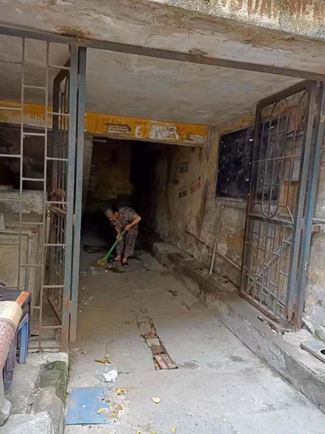 Cầu thang của khu tập thể A7 (Ngọc Khánh) tối tăm, ẩm ướt.