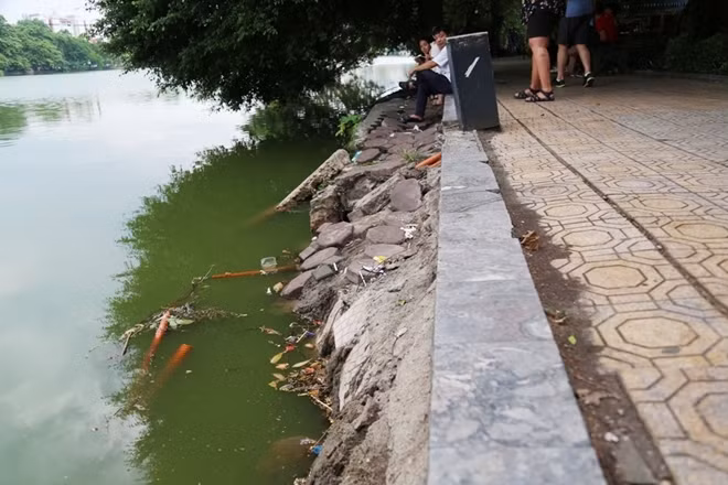 Nhưng không hiểu sao các đơn vị chức năng sở tại vẫn chưa có biện pháp nào khắc phục.Thậm chí một biển cảnh báo nguy hiểm cũng không thấy xuất hiện.