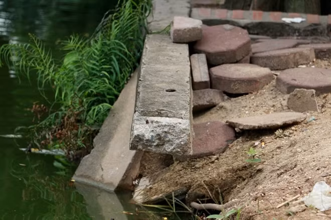 Nhiều đoạn thậm chí còn trơ lại phần giằng bê tông bên ngoài.