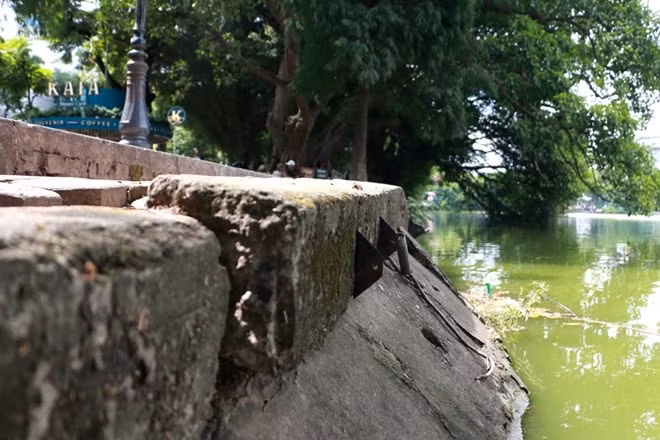 Theo thông tin phóng viên có được thì Hà Nội đang chuẩn bị dự án cải tạo hồ Hoàn Kiếm và có thể triển khai trong năm nay. Tuy vậy hiện chưa biết dự án này có hạng mục kè lại bờ hồ hay không