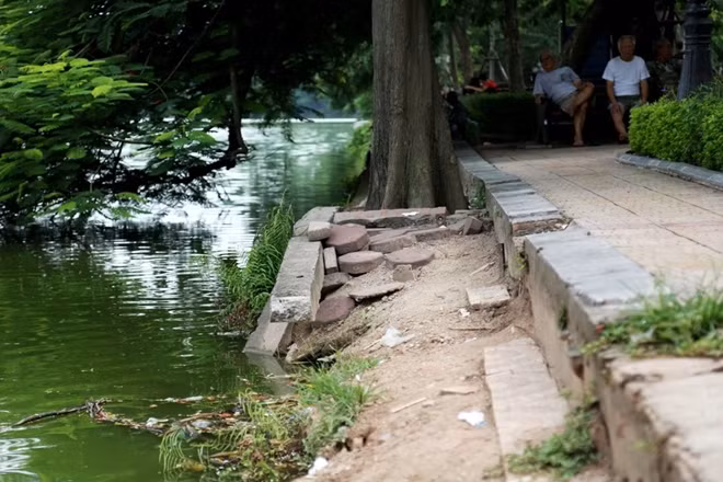 Tình trạng này rất nguy hiểm khi khu vực này là điểm đến của rất nhiều người dân Thủ đô đặc biệt trong những ngày nắng nóng.