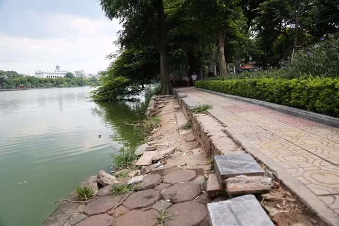 Nhiều người tới đây cũng thắc mắc vì sao ở nơi được cho là khu di tích đặc biệt của Thủ đô và cả nước mà lại xảy ra tình trạng như vậy.