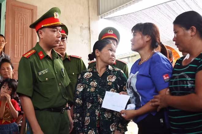 Công an Nghệ An trao quà, hỗ trợ chị Lan ngày trở về.