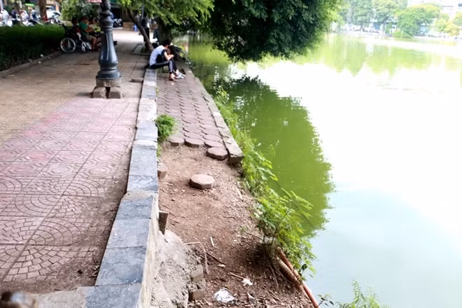 Có nhiều đoạn hiện cả đường gạch, giằng và bờ kè đã trôi xuống lòng hồ.
