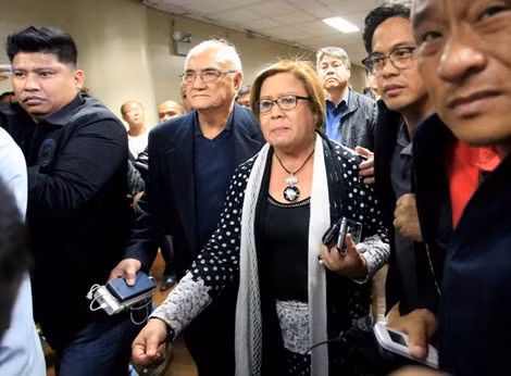 Nữ thượng nghị sĩ Leila de Lima (giữa) được nhân viên An ninh ở thượng viện hộ tống sau khi tòa án phát lệnh bắt giữ. Nữ thượng nghị sĩ Leila de Lima (giữa) được nhân viên An ninh ở thượng viện hộ tống sau khi tòa án phát lệnh bắt giữ.