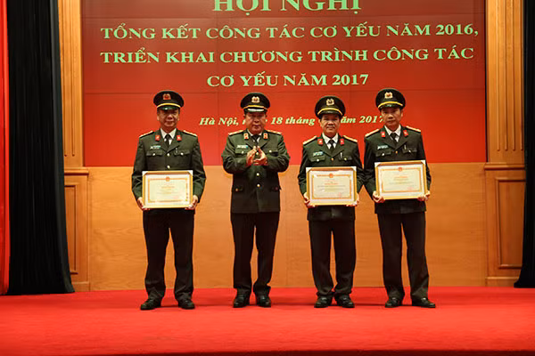 Trung tướng Bùi Văn Thành, Thứ trưởng Bộ Công an trao Bằng khen của Bộ Công an cho các tập thể và cá nhân có thành tích xuất sắc
