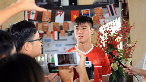 Duy Mạnh trả lời phỏng vấn. Ảnh: VFF.