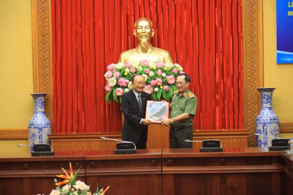 Thứ trưởng Nguyễn Văn Thành trao kỷ vật của Bộ Công an tặng Ngài Chủ tịch Tập đoàn Charm - Vit Lee Dae Bong. Thứ trưởng Nguyễn Văn Thành trao kỷ vật của Bộ Công an tặng Ngài Chủ tịch Tập đoàn Charm - Vit Lee Dae Bong.