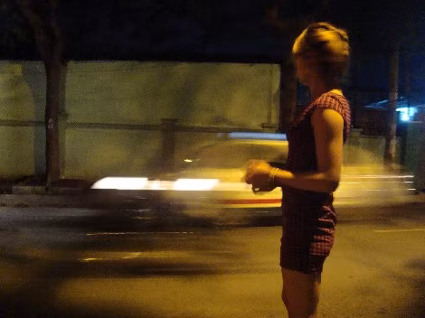 Dù đang mang thân xác đàn ông nhưng khi ra đường Thúy Vi luôn diện bộ váy ngắn đầy gợi cảm.