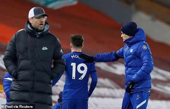 Trong khi đó bên phía Chelsea, HLV Tuchel chỉ rút Mount ra khi ngôi sao trẻ người Anh hoàn thành nhiệm vụ khuấy đảo hàng thủ Liverpool.