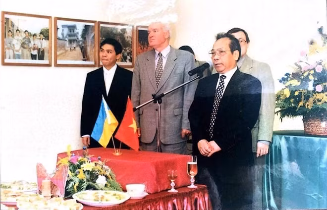 Ông Pilipchuk M.D cùng ngài Đại sứ ĐMTQ Việt Nam tại Ucraina Đoàn Đức và ông Phạm Nhật Vượng tại buổi gặp mặt các cựu chiến binh Liên Xô đã từng tham gia chiến đấu tại VN.
