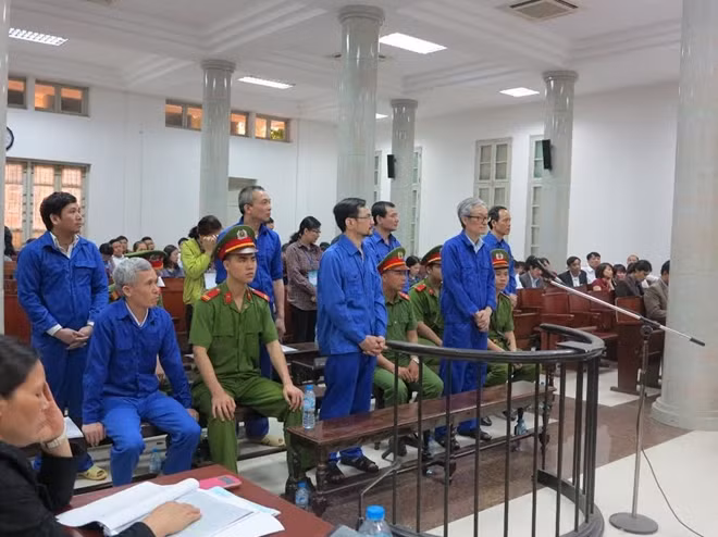 Các bị cáo tại phiên xử.
