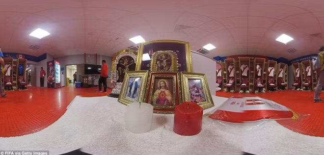 Các cầu thủ Peru còn đặt rất nhiều ảnh Đức Chúa Jesus trong phòng thay đồ ở trận họ gặp Đan Mạch. Ảnh: FIFA.