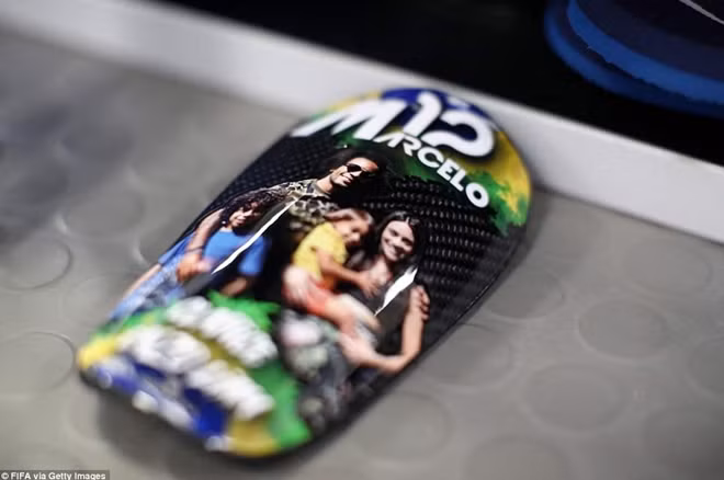 Các cầu thủ tại World Cup đều mang theo các shinpads (nẹp ống trân). Trong hình là shinpads của Marcelo, trên chiếc shinpads in hình của gia đình đội trưởng Brazil. Ảnh: FIFA.
