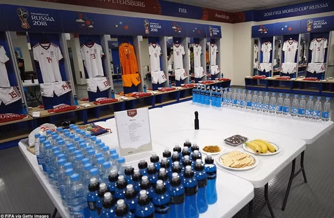 Những phòng thay đồ tại World Cup 2018 luôn đầy đủ nước uống và cả đồ ăn nhẹ phục vụ các cầu thủ. Ảnh: FIFA.