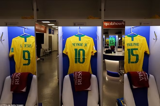 Ba chiếc áo đấu của Gabriel Jesus, Neymar và Paulinho trong phòng thay đồ của đội tuyển Brazil trong trận gặp Thụy Sĩ. Ảnh: FIFA.