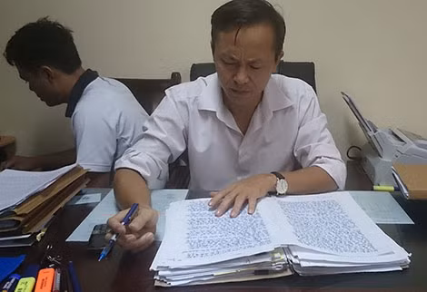 Thượng tá Ngô Văn Đáp đang nghiên cứu hồ sơ một vụ việc.