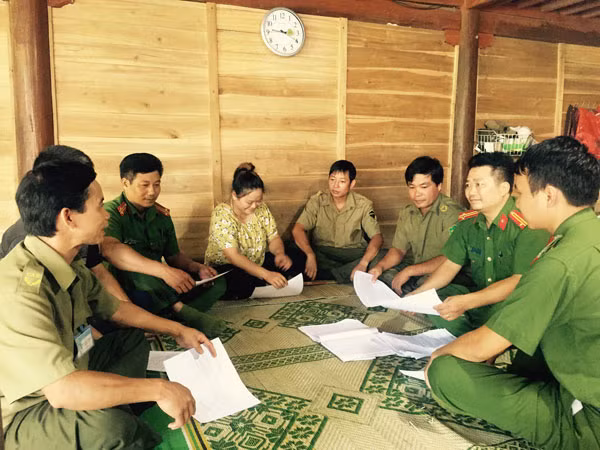 Công an huyện Lục Yên và Công an xã Tô Mậu triển khai kế hoạch xây dựng tuyến vững mạnh an ninh, trật tự trên quốc lộ 70.