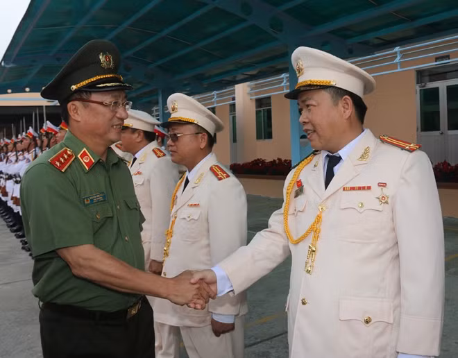 Thứ trưởng Nguyễn Văn Thành, duyệt đội danh dự và nói chuyện với cán bộ Trường Trung cấp CSND III.
