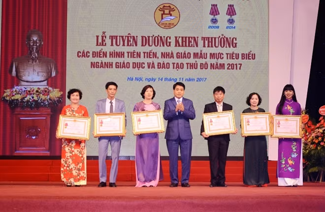 Chủ tịch UBND TP. Hà Nội Nguyễn Đức Chung trao tặng Huân chương Lao động cho 6 tập thể tiêu biểu.