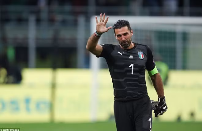 Gianluigi Buffon dường như đã rơi nước mắt sau trận đấu. Ảnh: Getty Image.