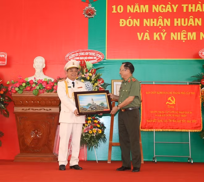 Thứ trưởng Nguyễn Văn Thành, tặng quà lưu niệm Trường Trung cấp CSND III.