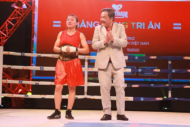 Ông Trần Quí Thanh, Chủ tịch danh dự Liên đoàn Quyền anh Việt Nam; Nhà sáng lập, Tổng giám đốc Tập đoàn Tân Hiệp Phát trao đai và chúc mừng nhà vô địch Đỗ Nhã Uyên.