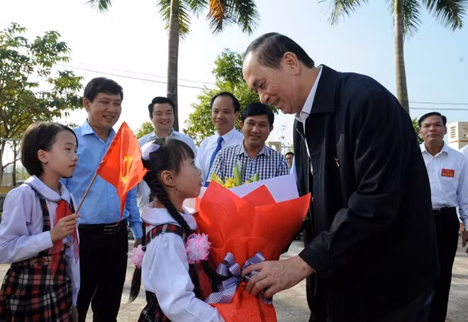 Chủ tịch nước Trần Đại Quang hỏi thăm các cháu thiếu nhi