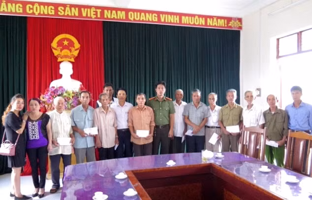 Đoàn Công tác cùng đại diện các Thương binh chụp ảnh lưu niệm