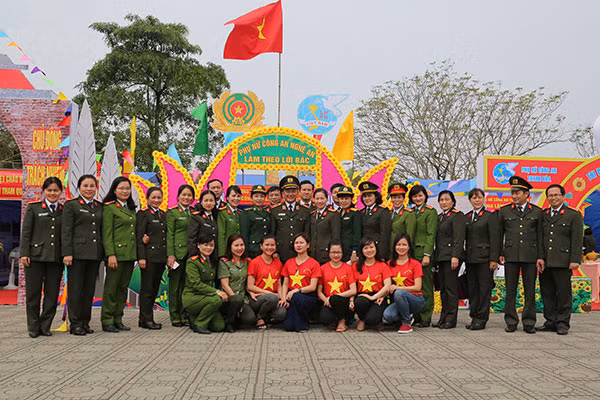 Thiếu tướng Nguyễn Quang Chữ - chụp ảnh lưu niệm với các đơn vị tham gia hội trại