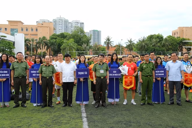 Đồng chí Nguyễn Thế Kỷ, Đại tá Phạm Khải và các đại biểu chụp ảnh lưu niệm cùng 16 đội bóng tham dự giải.