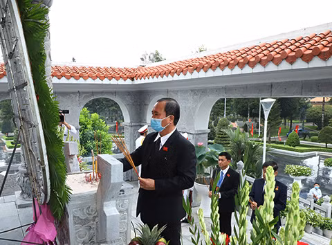 Bí thư Tỉnh ủy Trần Văn Nam cùng các đại biểu dâng hương hoa tri ân các anh hùng, liệt sỹ.