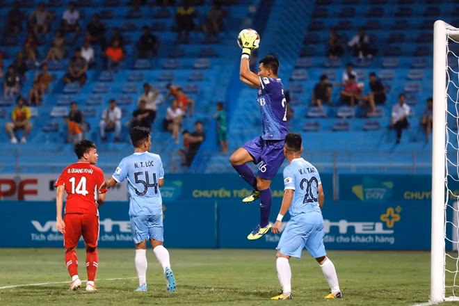 Mọi chuyện chỉ thay đổi khi HLV Trương Việt Hoàng tung Bùi Quang Khải (số 14) vào sân.