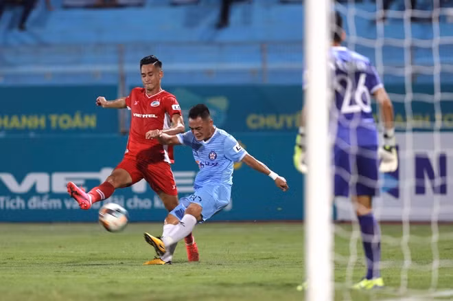Dù những phút còn lại của hiệp 2 chứng kiến khá nhiều cơ hội nguy hiểm từ cả hai đội song tỷ số 1-1 được giữ cho đến hết giờ.