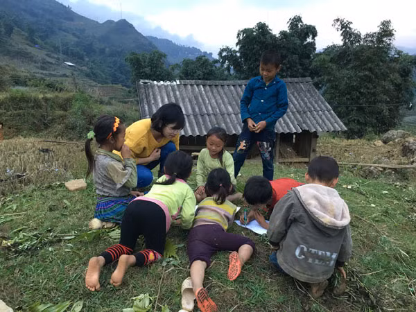 Trẻ em Mông ở bản Cát Cát tranh thủ tập viết sau giờ lên lớp.