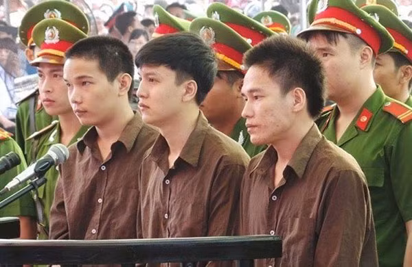 Nguyễn Hải Dương và đồng phạm tại phiên tòa xét xử vụ án Bình Phước.