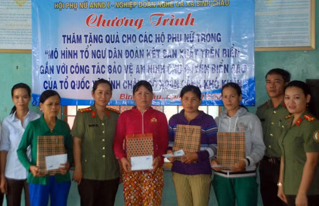 Đại diện Hội Phụ nữ cơ sở An ninh nhân dân 1 và Phòng Bảo vệ chính trị Công an tỉnh Quảng Ngãi trao quà tặng phụ nữ xã Bình Châu.