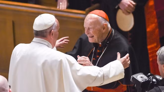 Giáo hoàng Francis và Hồng y Theodore McCarrick.
