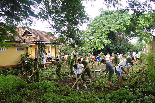 Đoàn viên, thanh niên Tổng cục VIII lao động công ích.