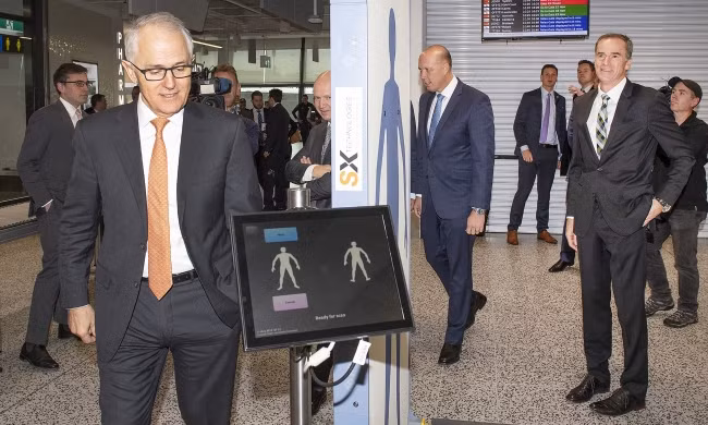 Thủ tướng Turnbull kiểm tra máy quét cơ thể hành khách tại một sân bay.