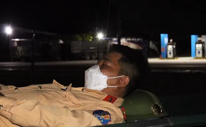 Phút tranh thủ chợp mắt.